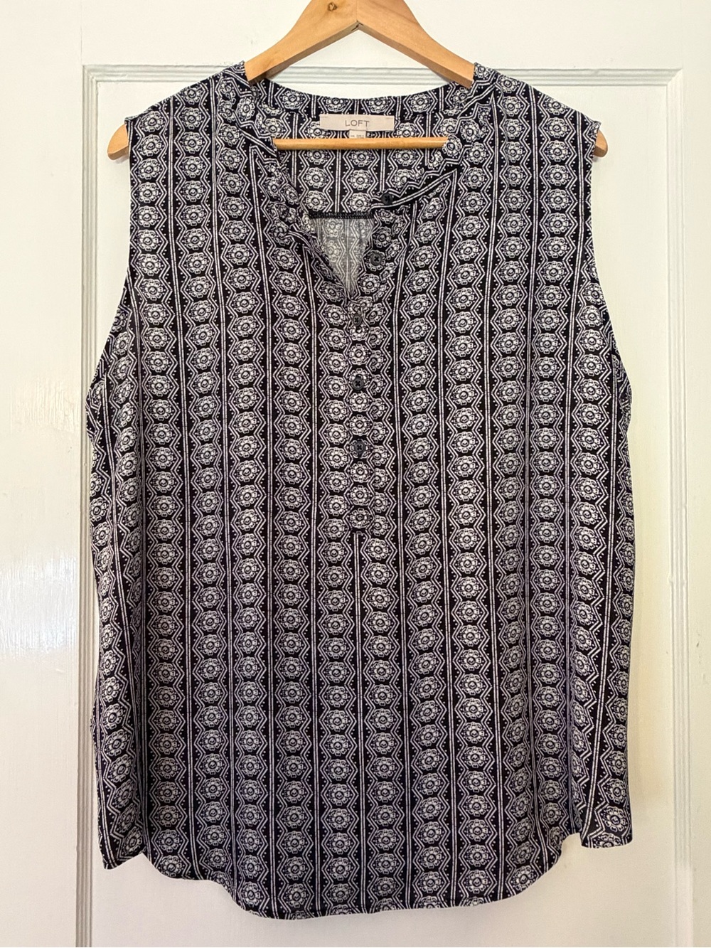 LOFT Black & White Patterned Sleeveless V-Neck Camisole